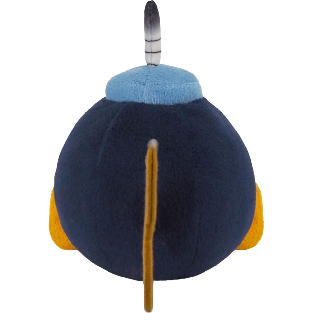 Eine dunkelblaue Bomben-Plüschfigur mit blauem Hut, gelben Füßen und einem Zündschnur-Schwanz.