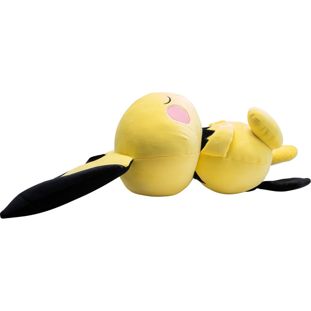 Ein gelbes Pikachu-Plüschtier liegt auf der Seite, mit einem Ohr nach links ausgestreckt.