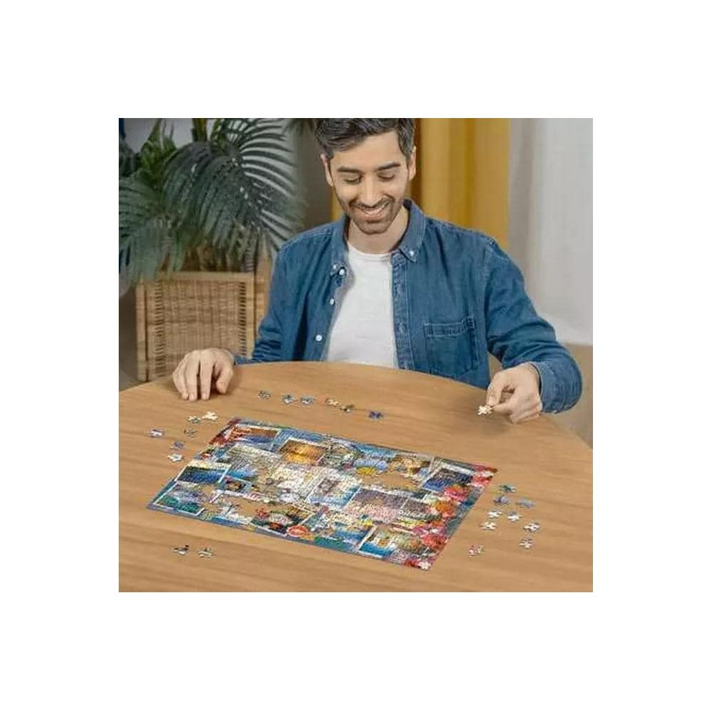 Homme en chemise en jean faisant un puzzle sur une table en bois. Plante verte.