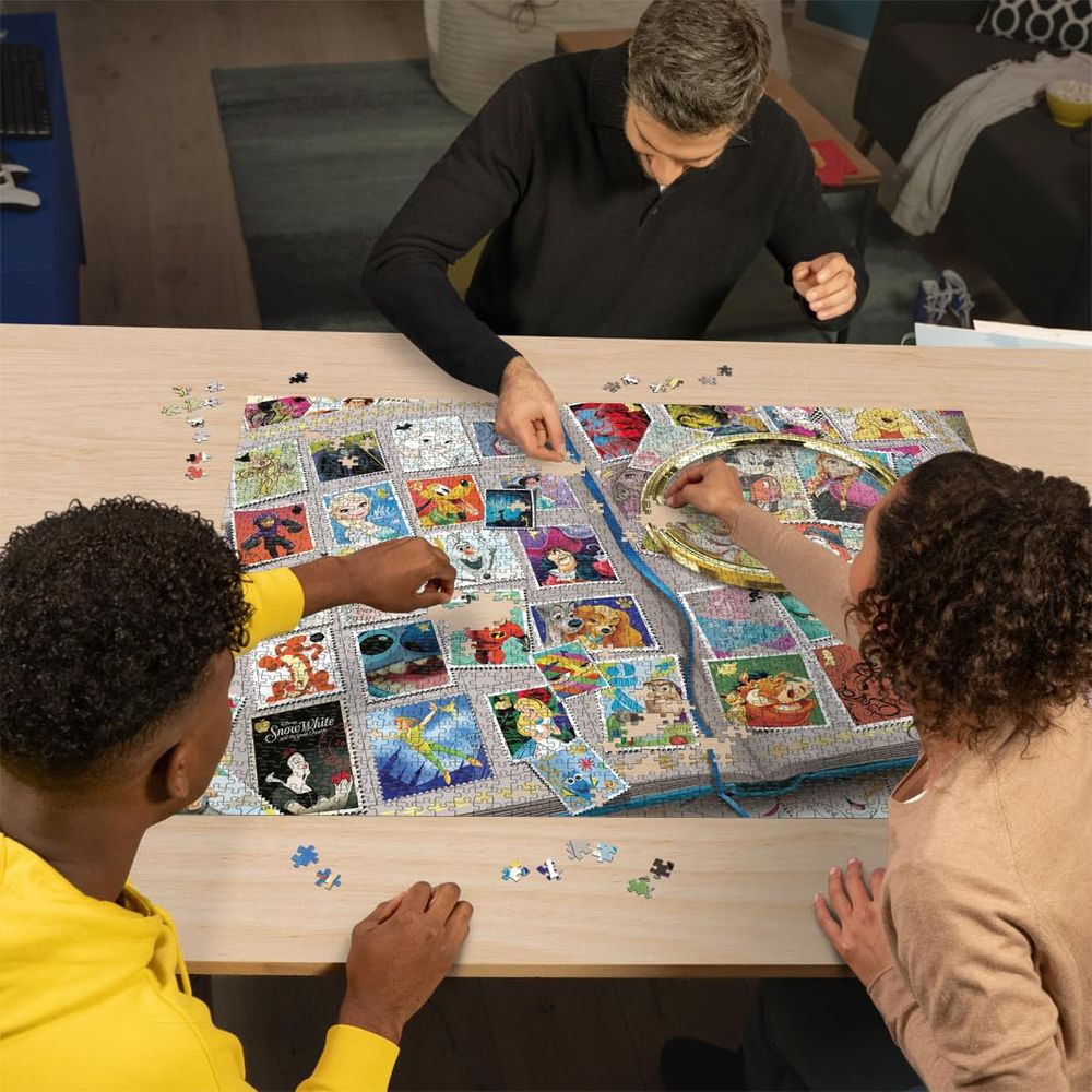 Trzy osoby składają puzzle Disneya z obrazkami z bajek.