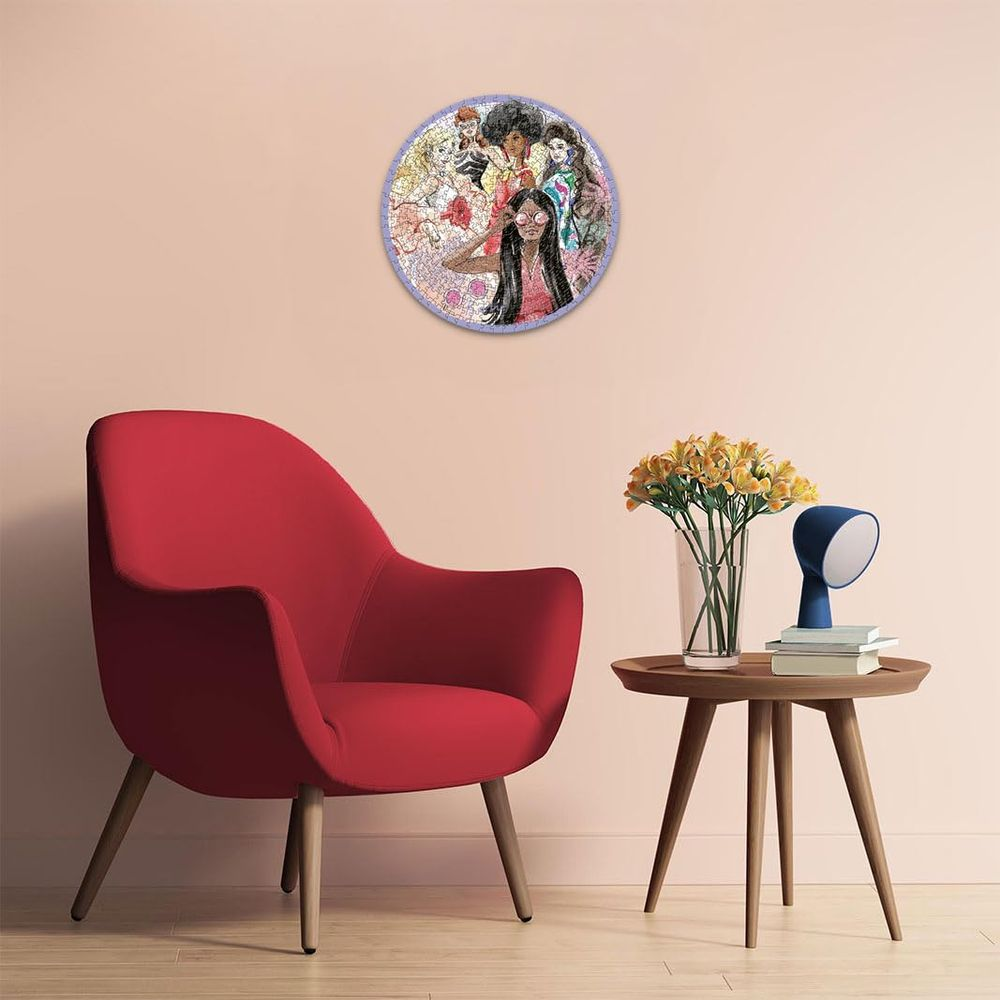 Ein runder Wandteller mit mehreren stilisierten Frauenfiguren auf einem hellen Hintergrund.