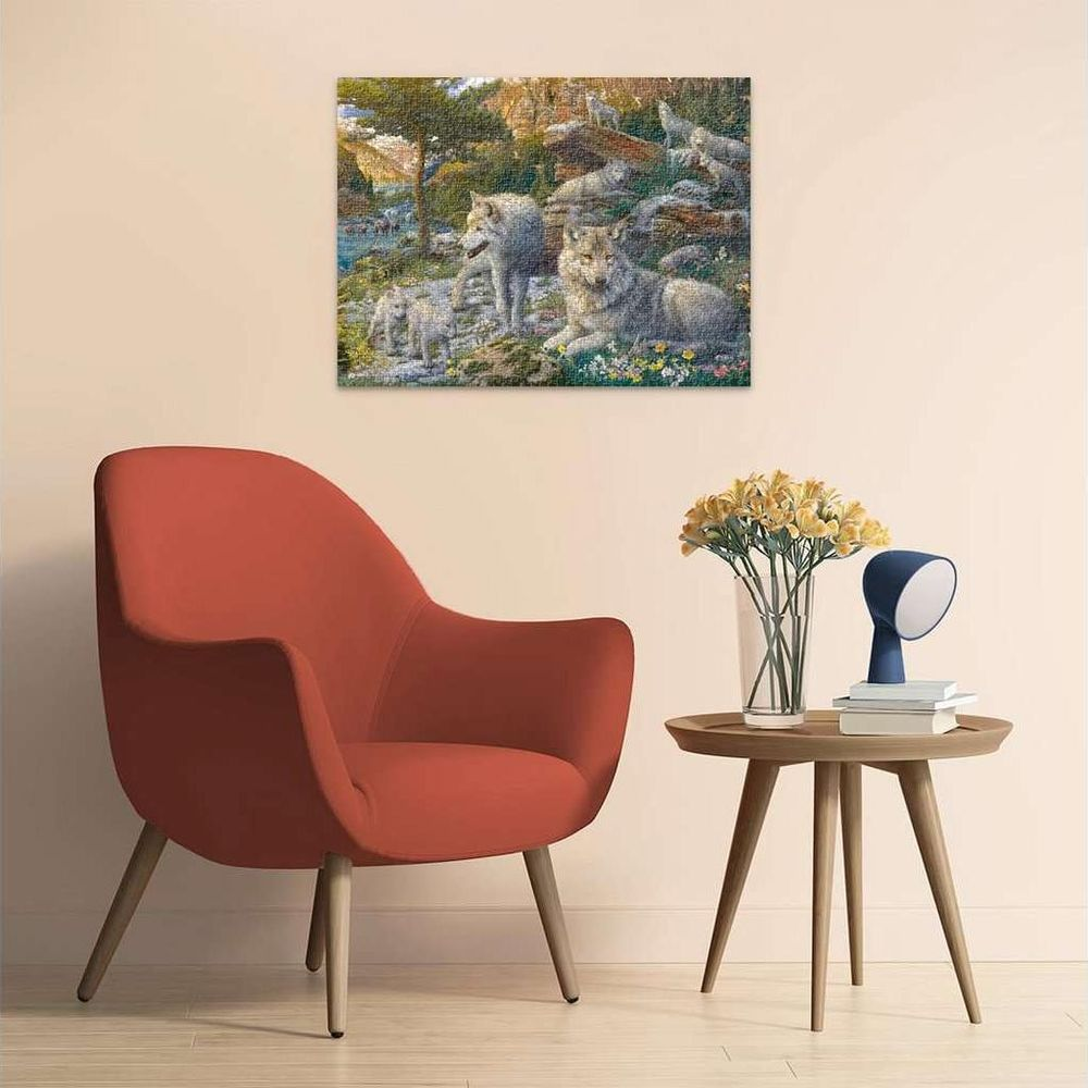 Una famiglia di lupi in un paesaggio roccioso con alberi e fiori.