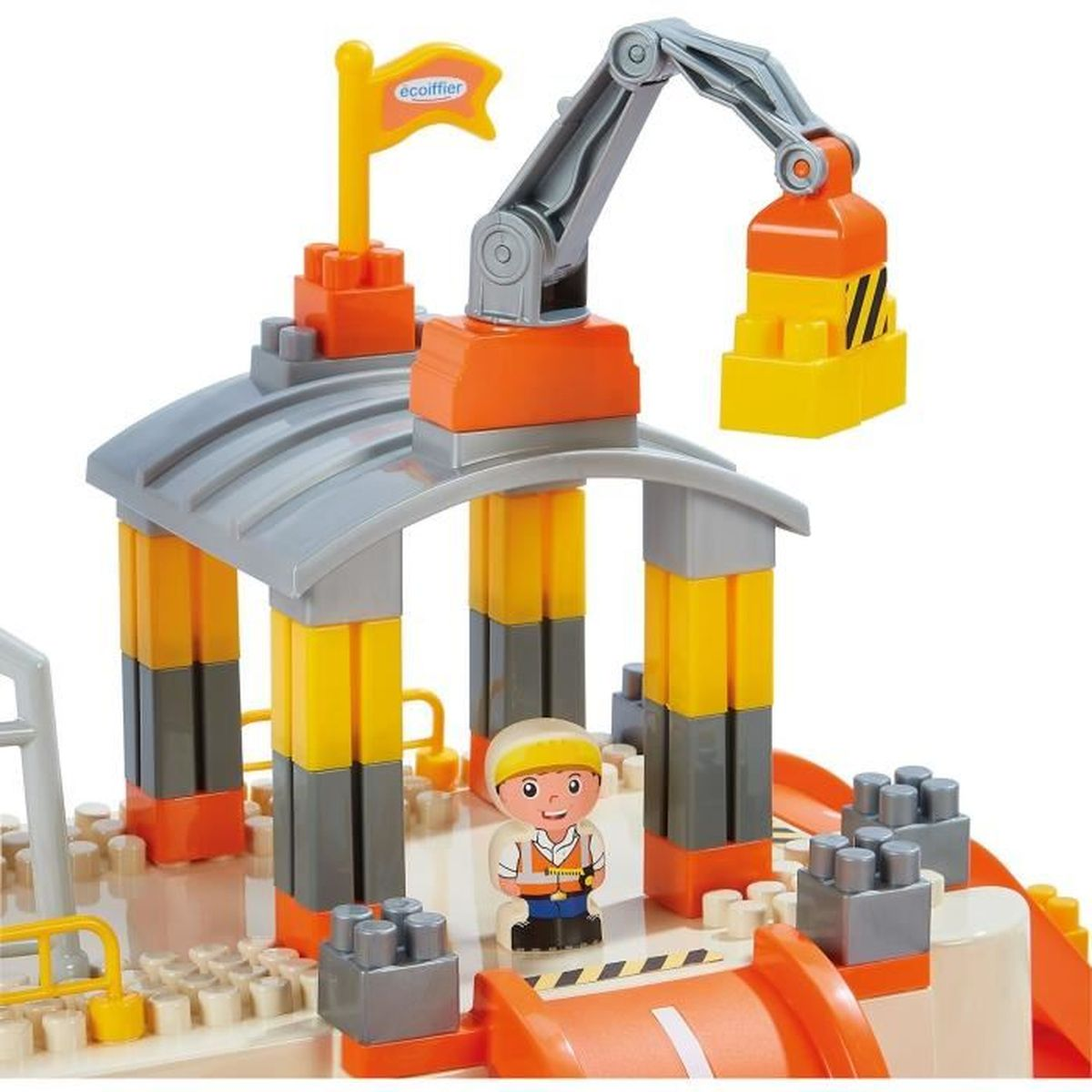 Spielzeug-Baustelle mit Kran, Figur und bunten Blöcken.
