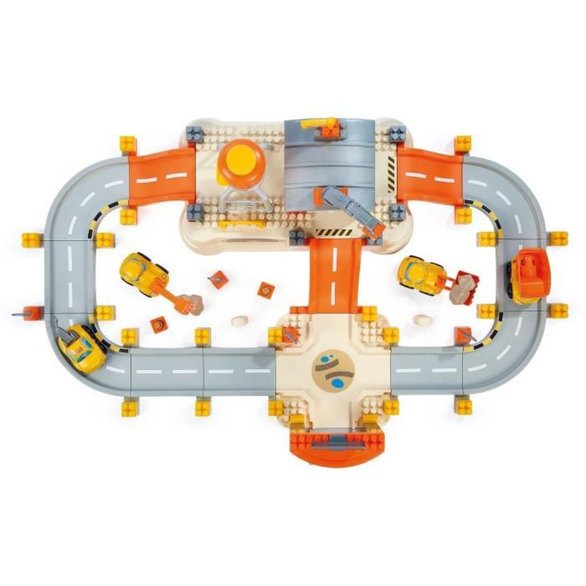 Bunte Baustein-Spielzeug-Straßenanlage mit gelben Baufahrzeugen und einem Turm.