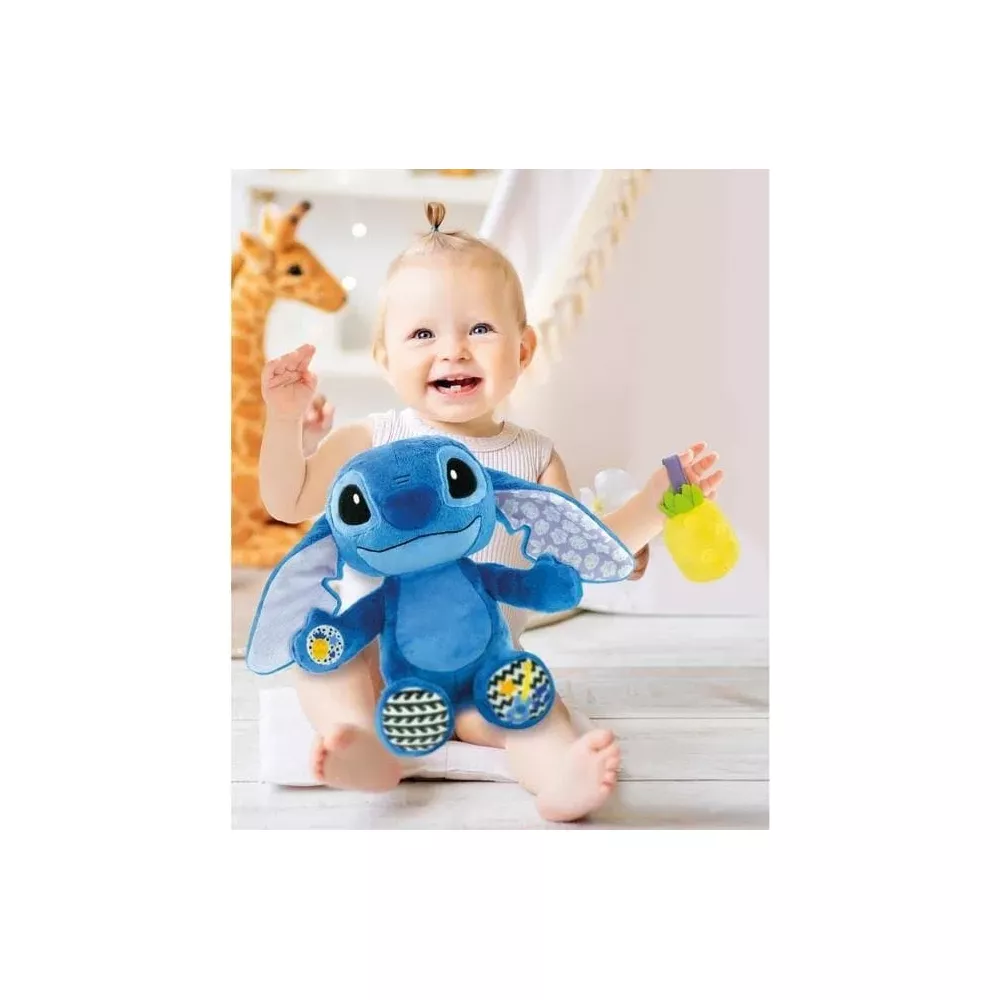 Dziecko siedzi, trzymając niebieską pluszową zabawkę Stitch i zabawkę w kształcie ananasa.
