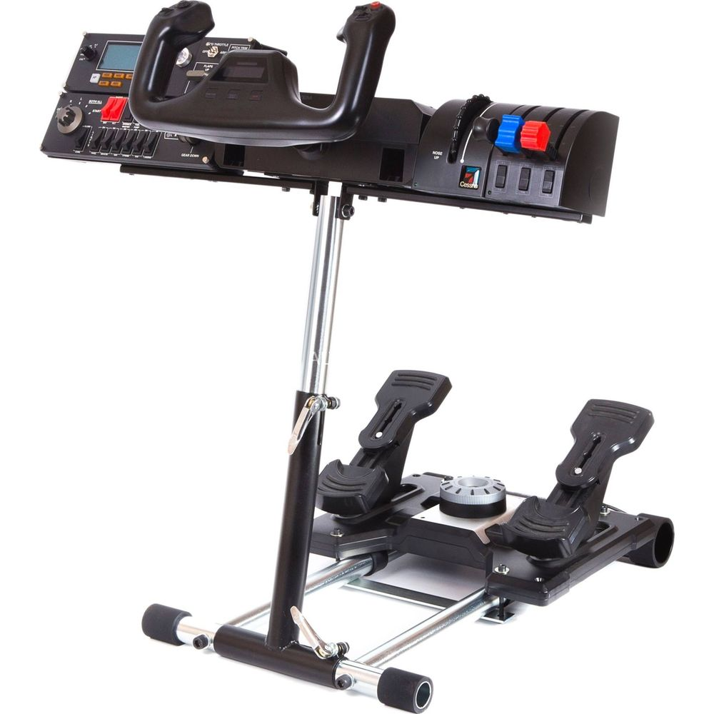 Vliegsimulator cockpit met stuurknuppel, gashendels en pedalen op witte achtergrond.
