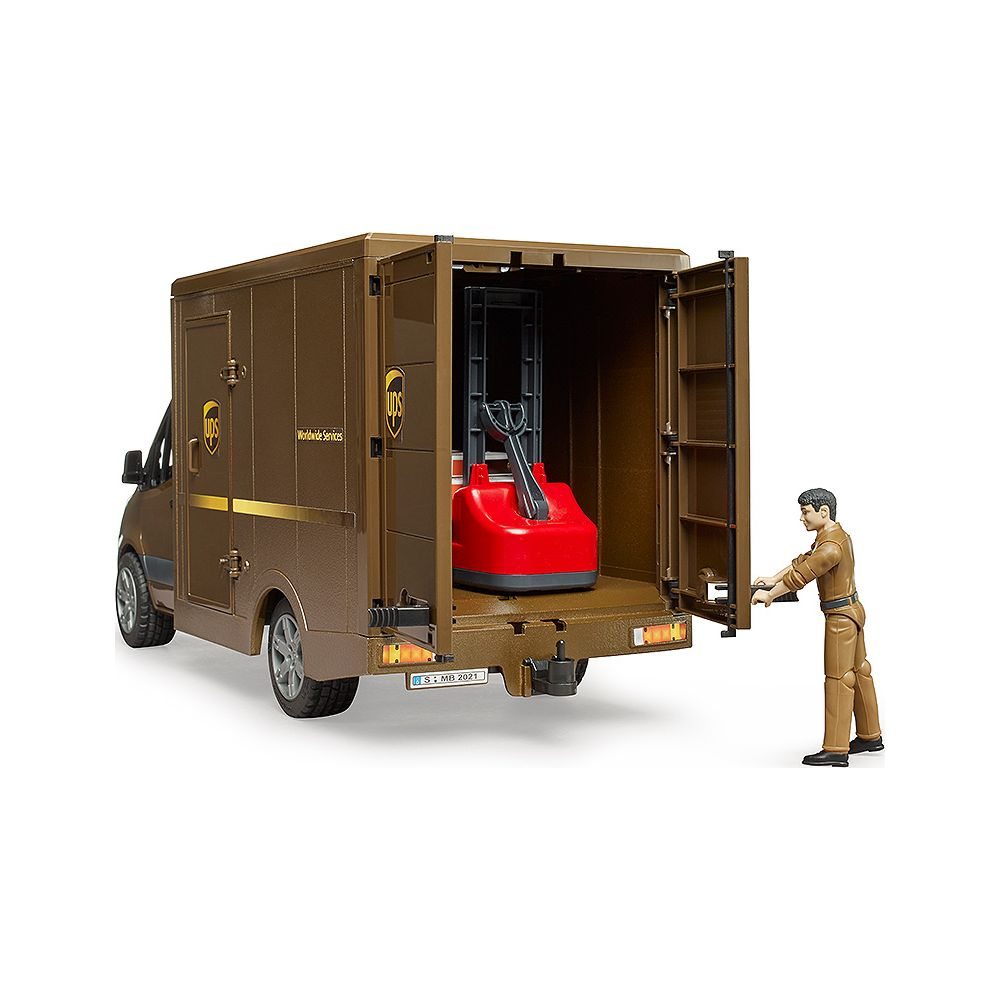 Brązowa ciężarówka UPS z otwartymi tylnymi drzwiami, czerwony wózek paletowy w środku. Mężczyzna w brązowym uniformie.
