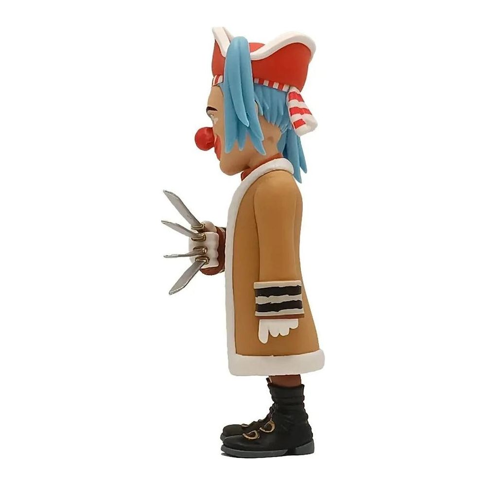 Eine Figur mit blauem Haar, roter Clownsnase und einem braunen Mantel mit Klauen.