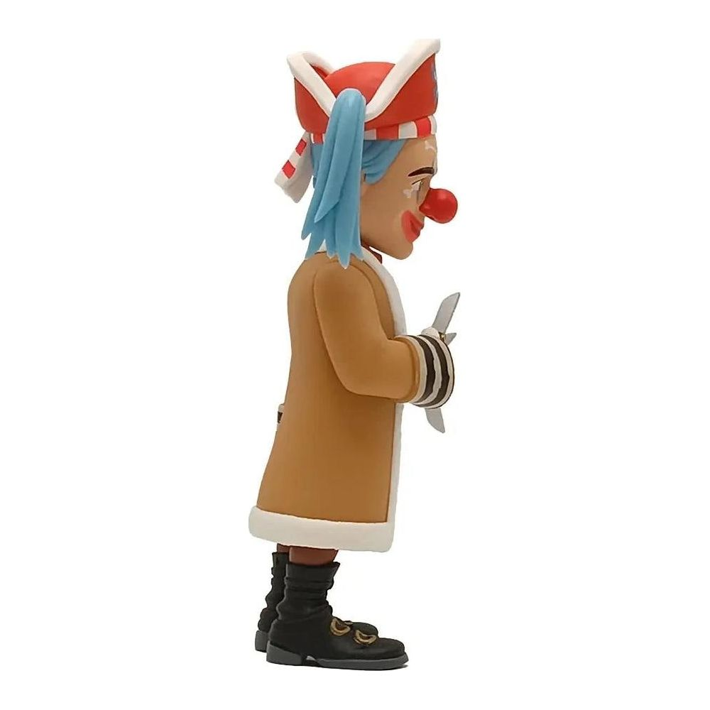 Eine Figur mit blauen Haaren, Clownsnase und braunem Mantel.