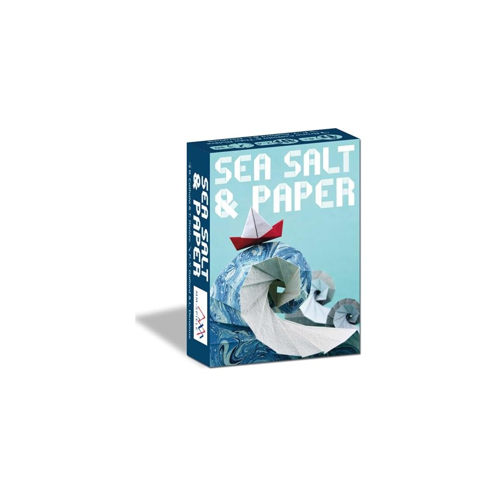 Une boîte de jeu de cartes "Sea Salt & Paper" présente de l'art origami sur fond bleu.
