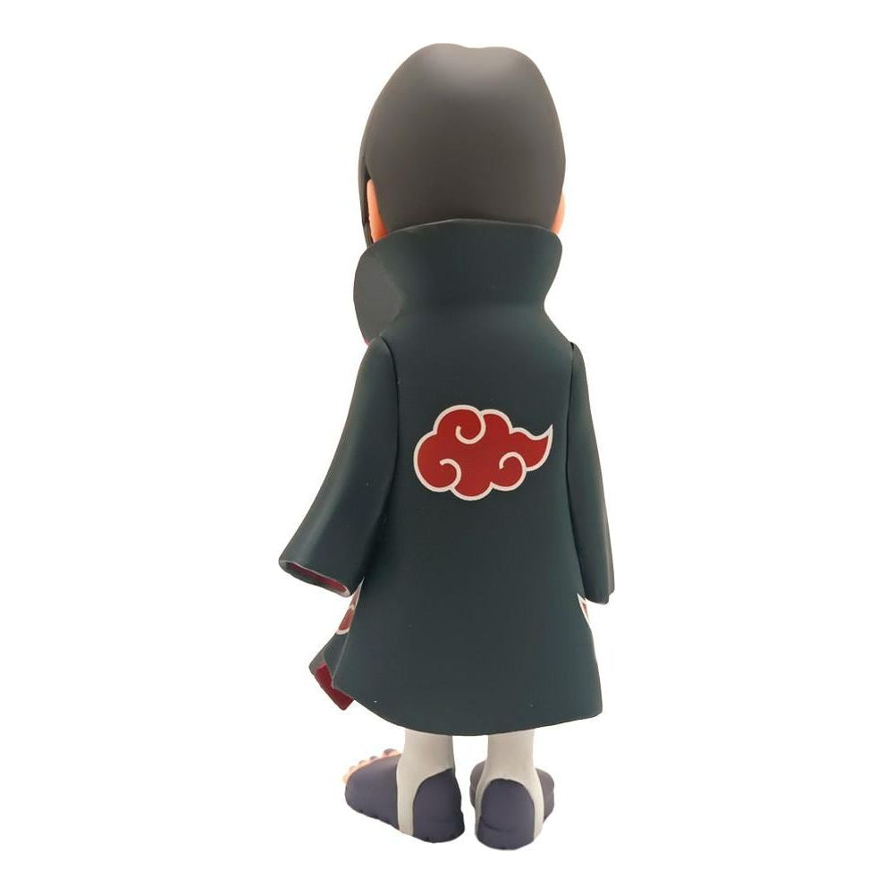 Figura con abrigo oscuro y emblema de nube roja. De pie.