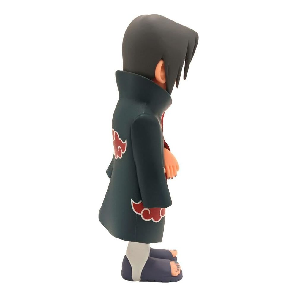 Una figura del personaje de anime Itachi Uchiha con atuendo Akatsuki.