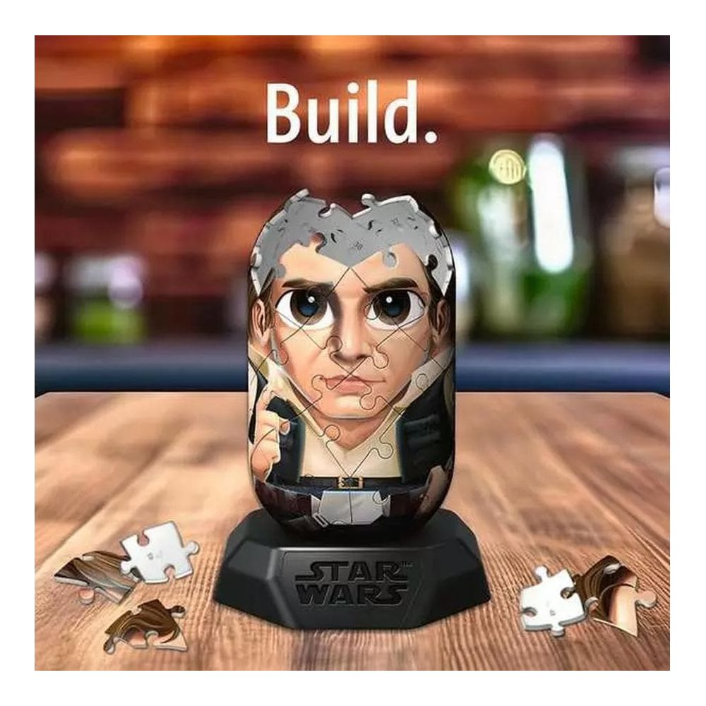 Un puzzle di Han Solo è su una base. Pezzi sciolti sono sparsi intorno.