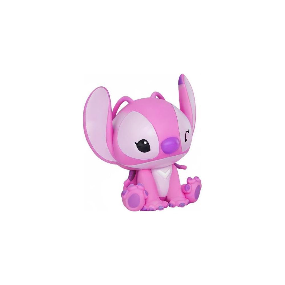 Une figurine rose aux grandes oreilles est assise.