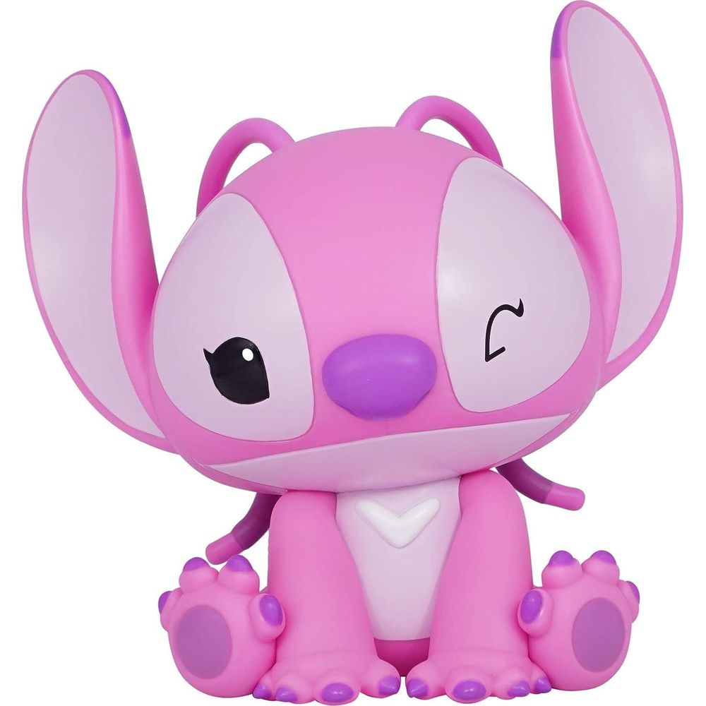 Une figurine rose aux grandes oreilles, assise et faisant un clin d'œil.