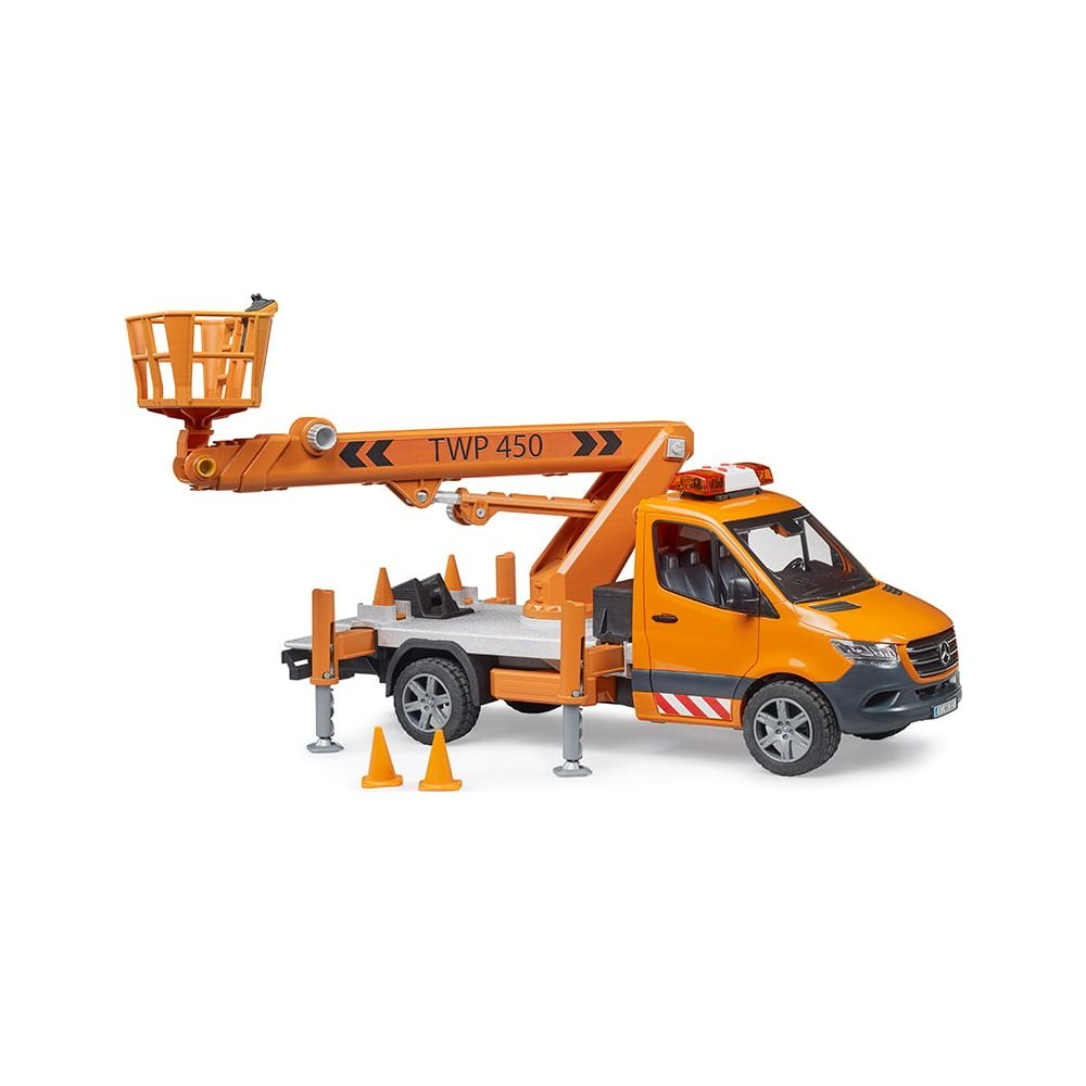Orange Arbeitsbühne auf einem
Fahrgestell mit Stützen und Kegeln.