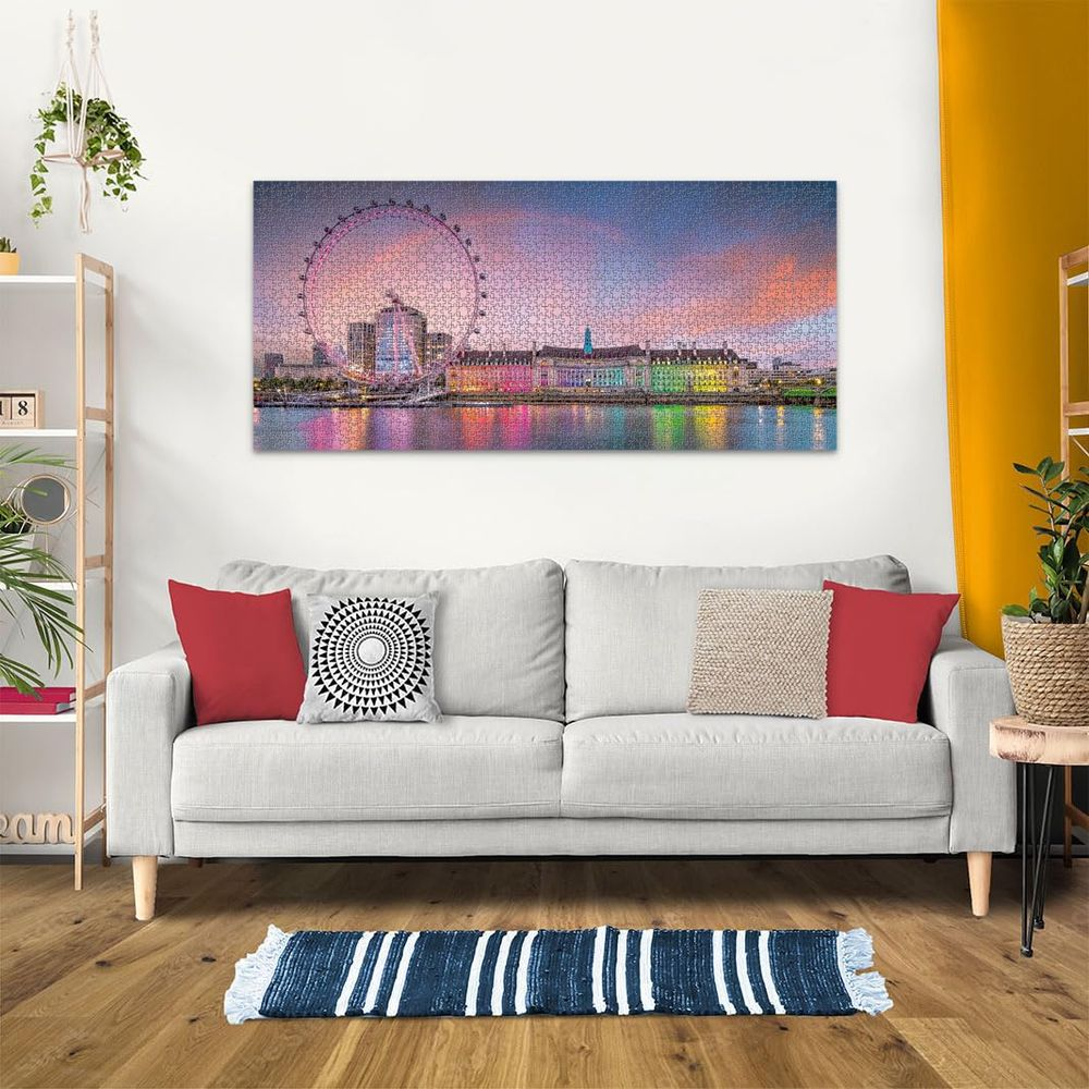 La London Eye et des bâtiments illuminés au crépuscule sur la rivière.
