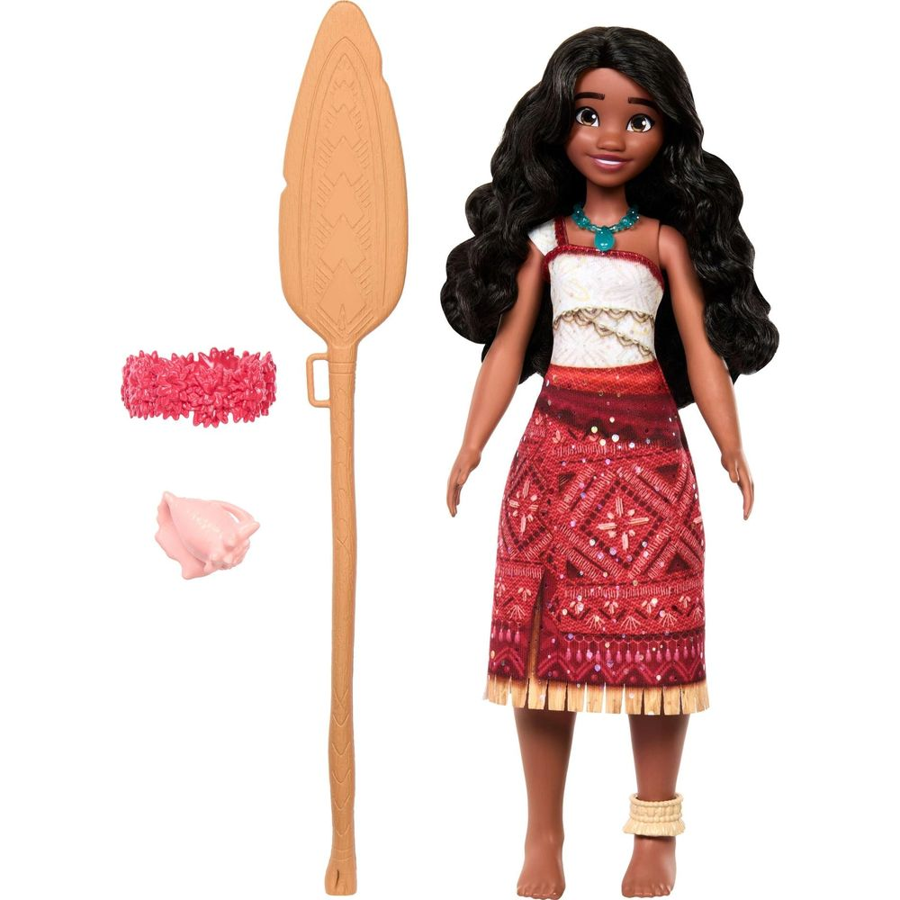 Eine Moana-Puppe mit Paddel, Armband und Muschel vor weißem Hintergrund.