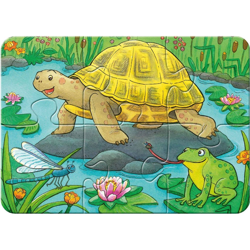 Una tartaruga gialla cammina nell'acqua vicino a una rana e una libellula. Ninfee e canne li circondano.
