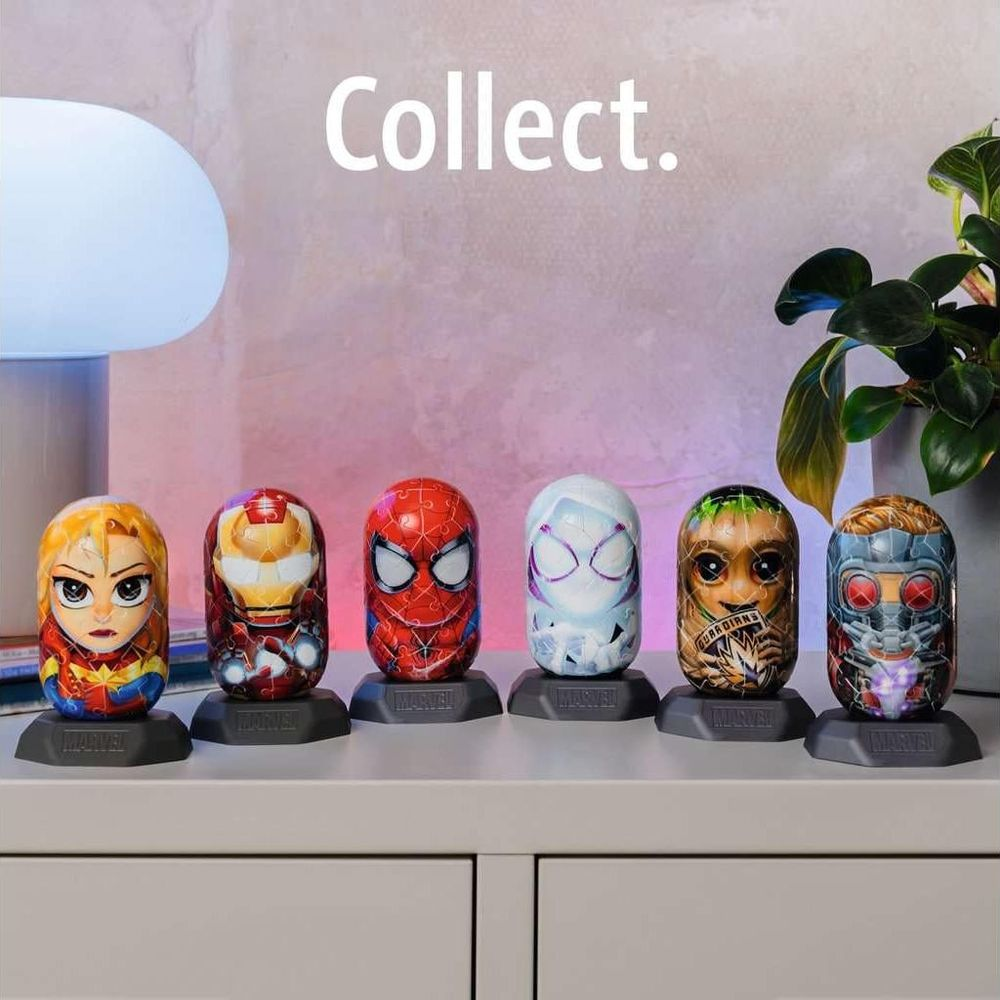 Sechs Marvel-Figuren auf Podesten: Captain Marvel, Iron Man, Spider-Man, Ghost-Spider, Groot, Star-Lord.