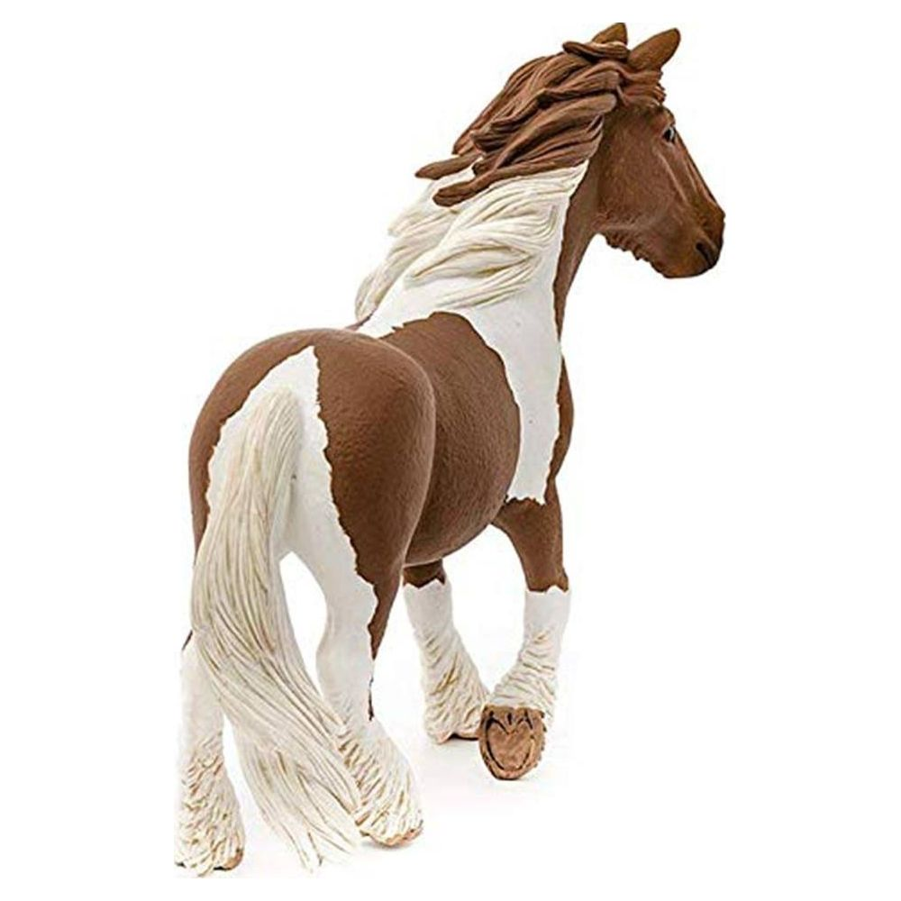 Brązowy i biały koń z długą grzywą i ogonem.