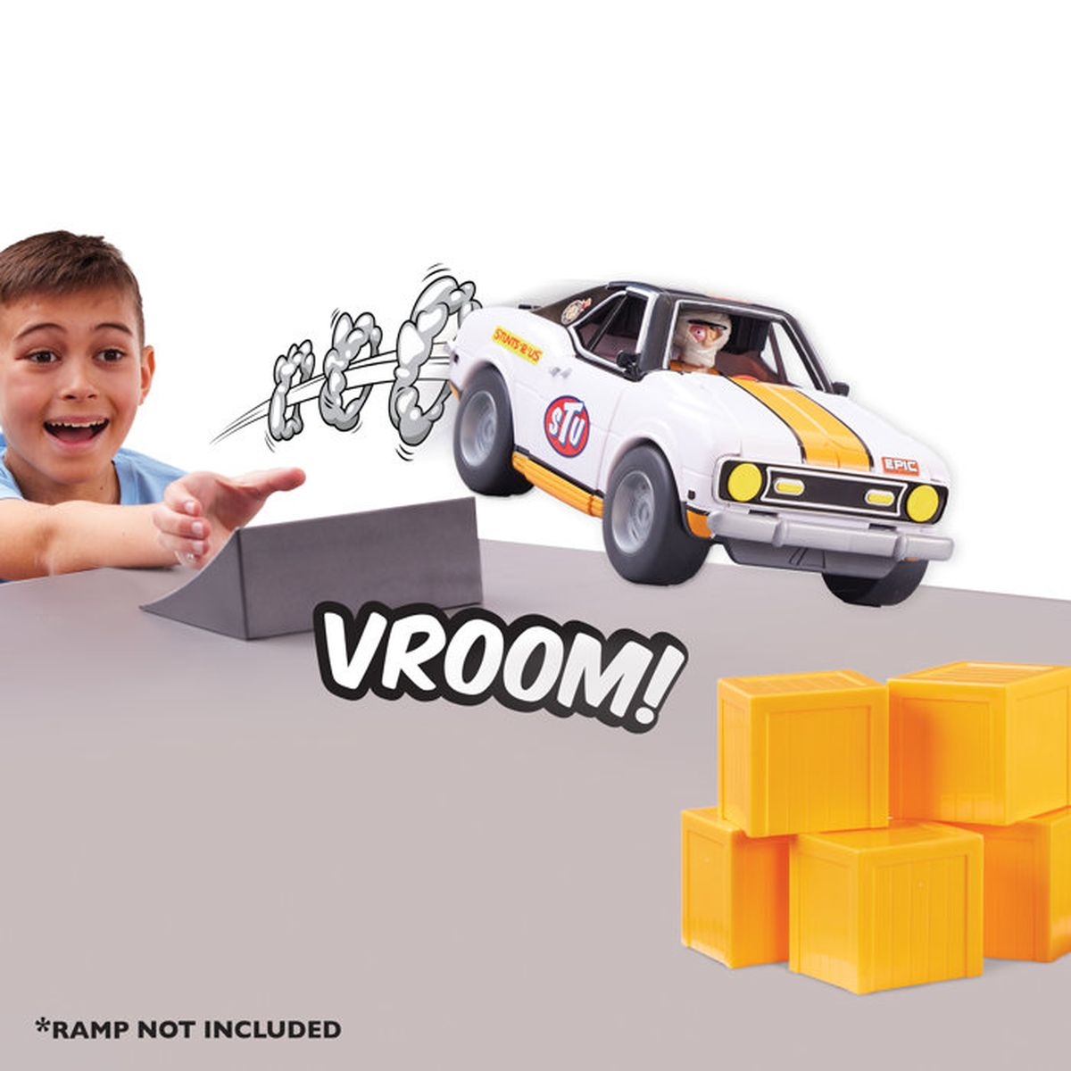 Un niño mira un coche de juguete salir de una rampa. Bloques amarillos cerca. ¡VROOM!