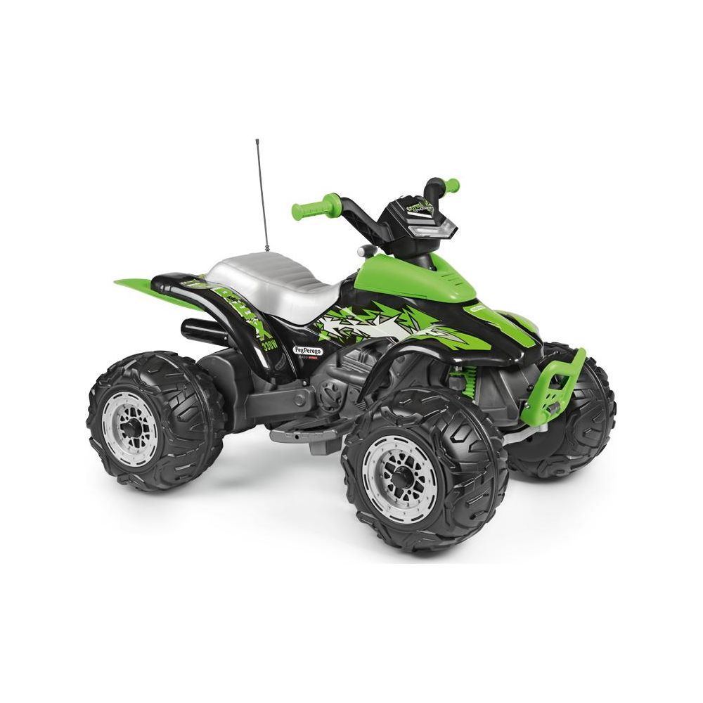 Un quad giocattolo verde e nero con pneumatici grandi è mostrato su sfondo bianco.