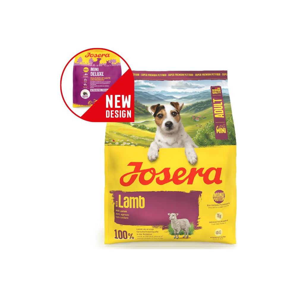 Ein Hund schaut über eine gelbe Hundefutterpackung mit Lammabbildung.