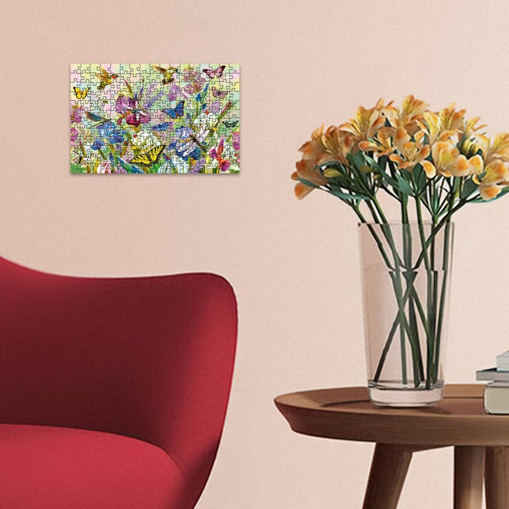 Un puzzle con farfalle e fiori colorati appeso a una parete.