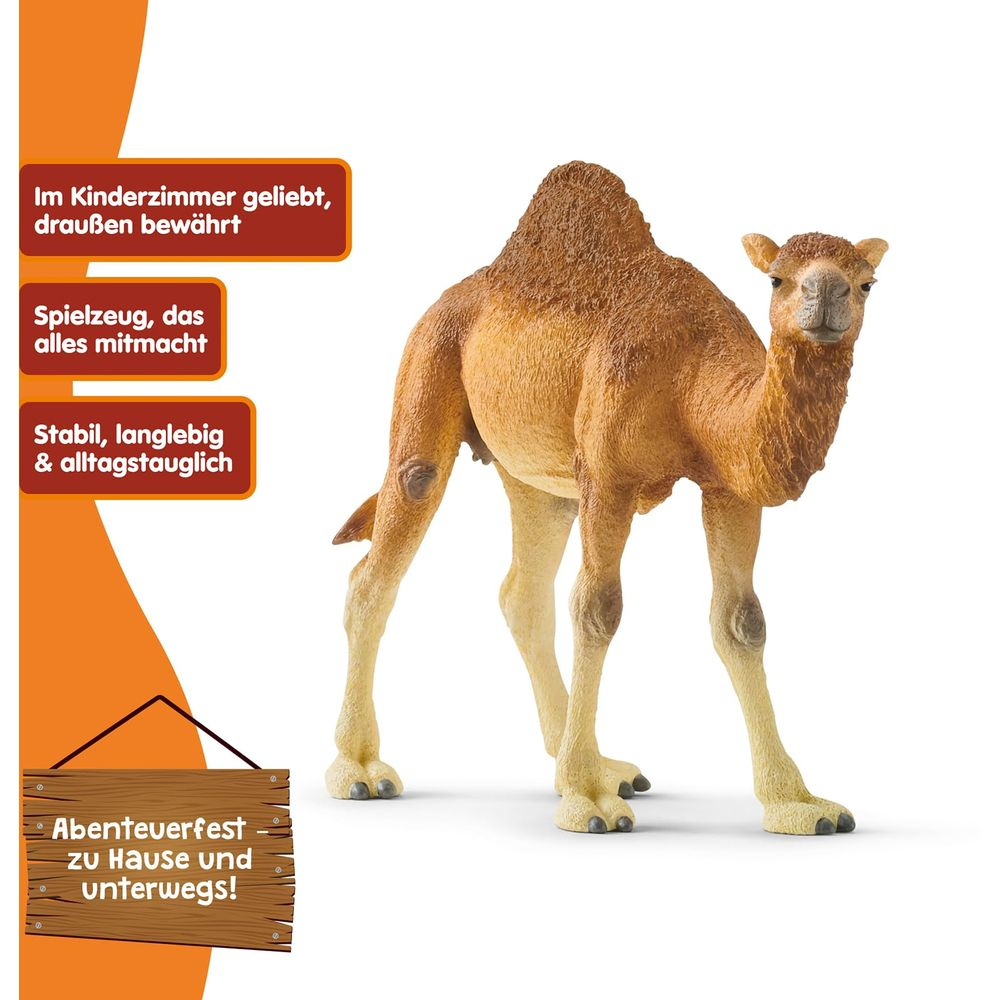 Brązowa zabawka wielbłąda na białym tle.