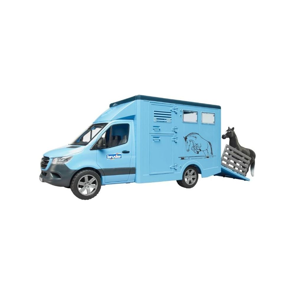 Jasnoniebieska przyczepa dla koni z rampą i koniem.