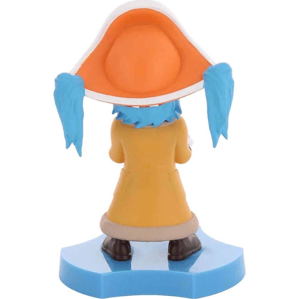 Eine Figur mit gelbem Mantel und blauen Haaren steht auf einer blauen Basis.