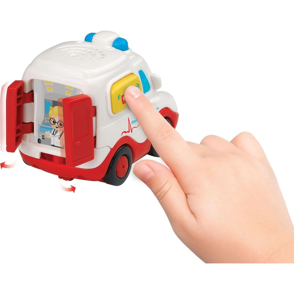 Kind drückt auf gelben Knopf eines Spielzeug-Rettungswagens mit offen Türen.