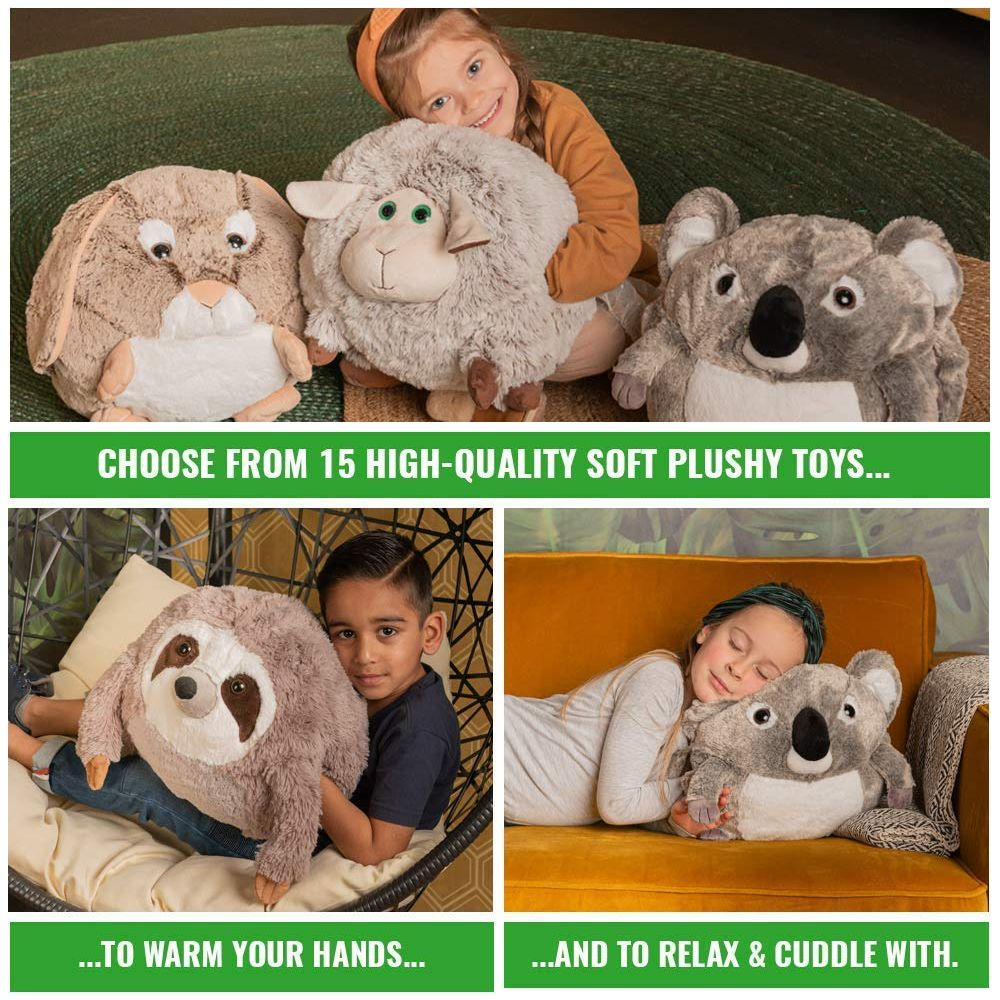 Kinder kuscheln mit Plüschtieren: Hase, Schaf, Koala, Faultier.