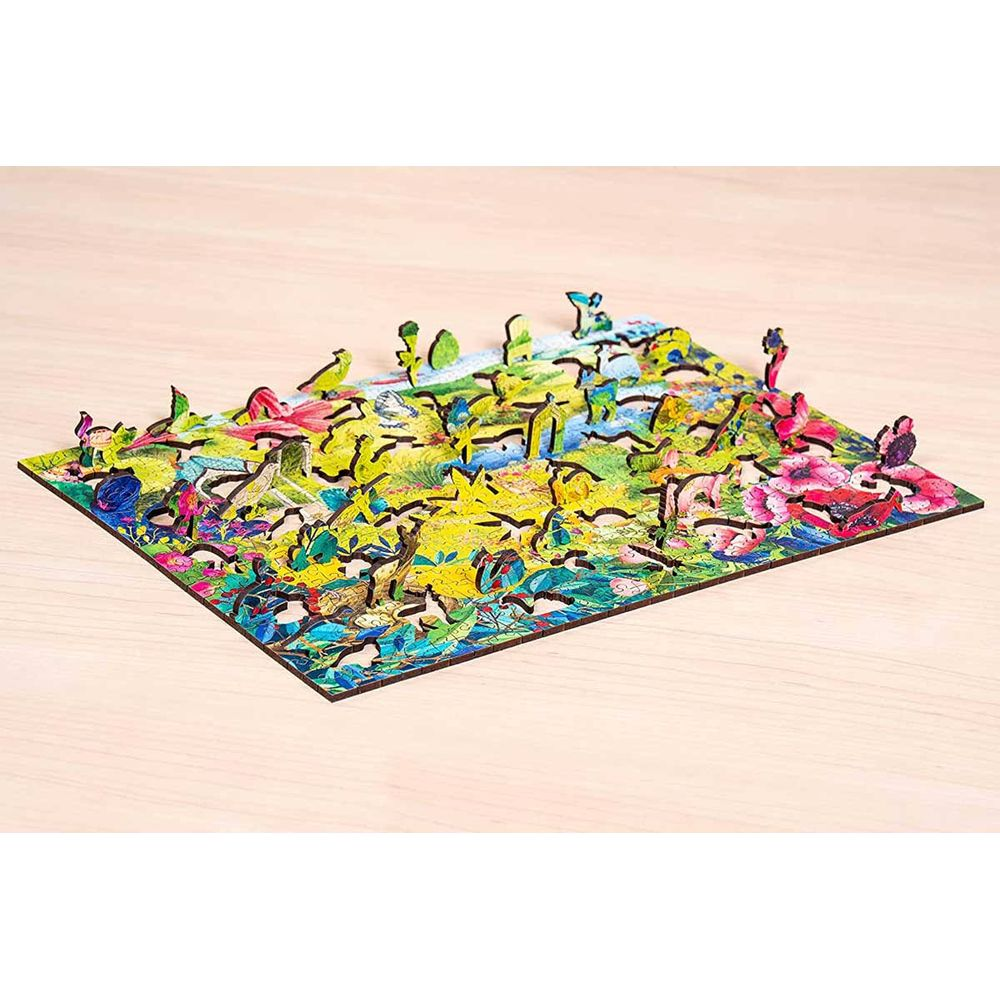 Een kleurrijke 3D houten puzzel met vogels en bloemen.