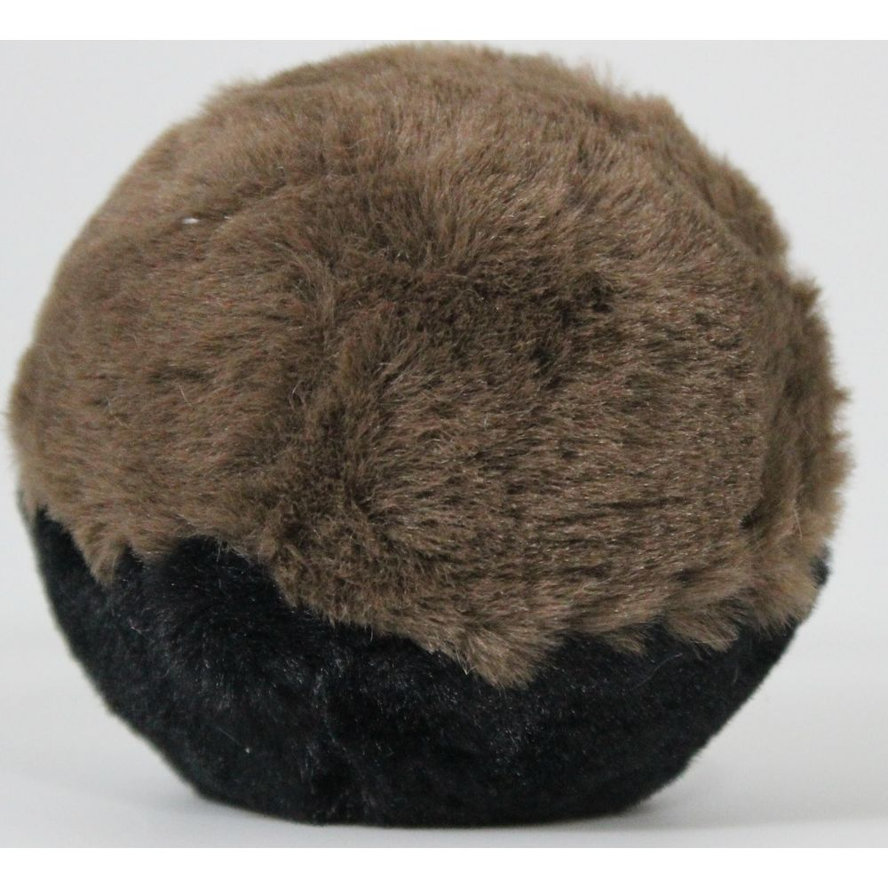 Ein brauner und schwarzer flauschiger Ball auf weißem Hintergrund.