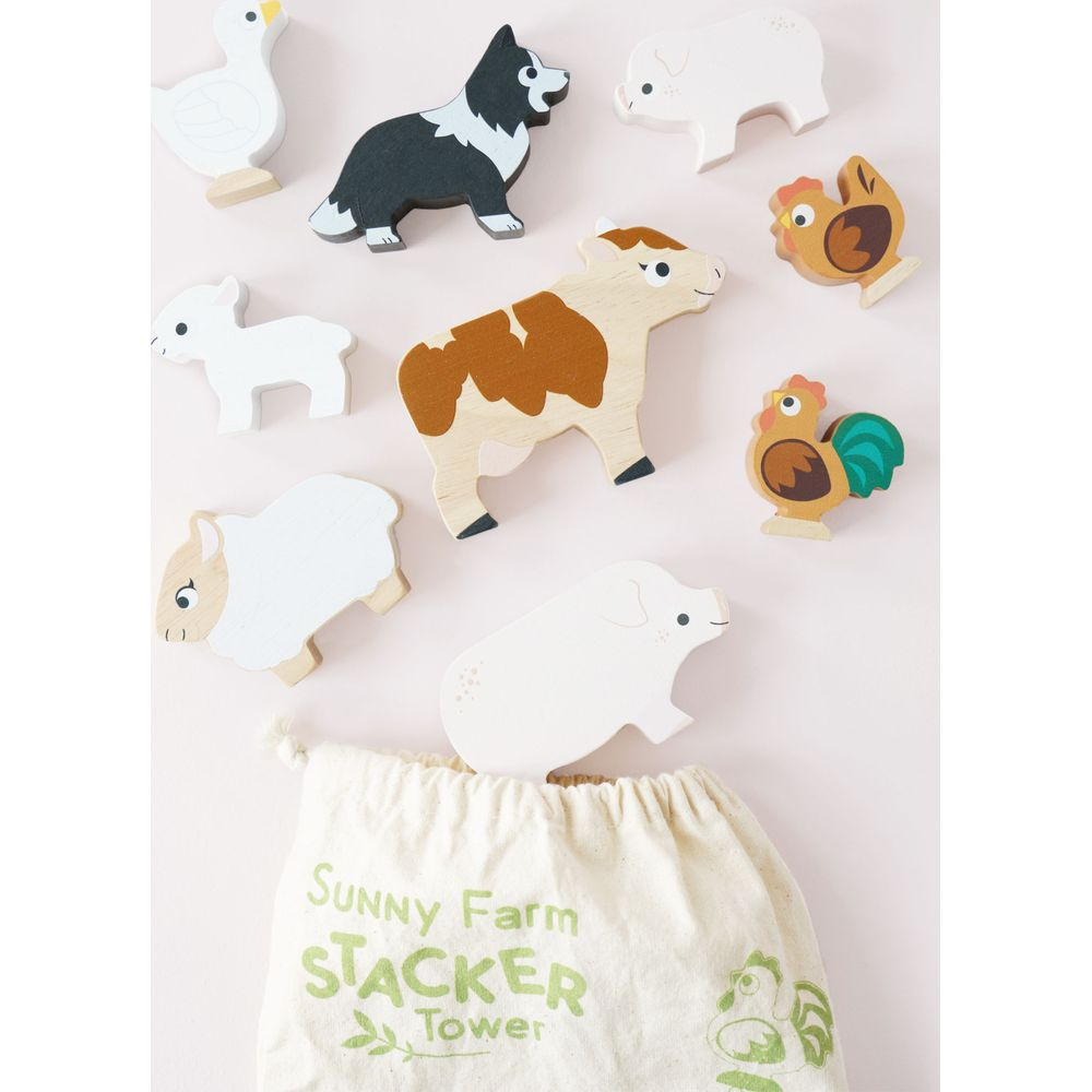 Drewniane zabawki zwierząt gospodarskich: krowa, świnia, pies, owca, kurczak, kogut i kaczka.