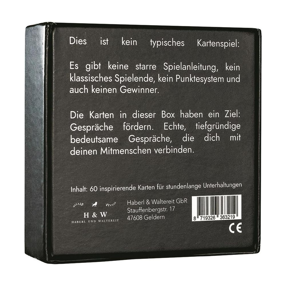 Schwarze Kartenspielbox mit Text über Förderung von Gesprächen und Kontaktdaten.