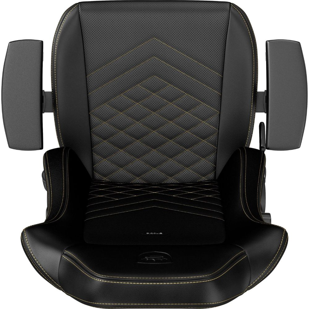 Sedia da gaming nera con cuciture trapuntate e braccioli regolabili.