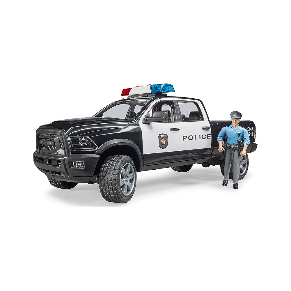 Un camioncino della polizia giocattolo con una figura di poliziotto accanto.