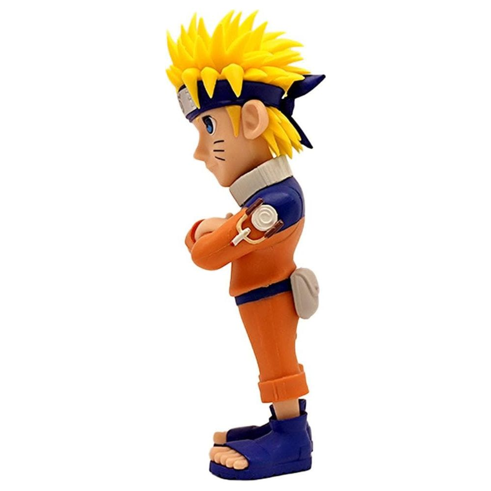 Statua di Naruto, vestito di arancione e blu, con capelli gialli e fascia.