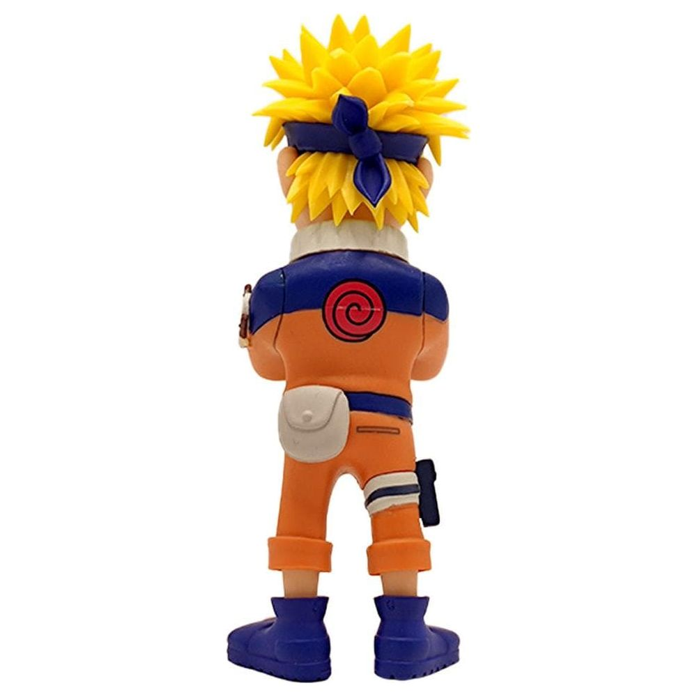 Statua di Naruto vista da dietro: capelli gialli a punta, fascia blu, vestito arancione/blu.