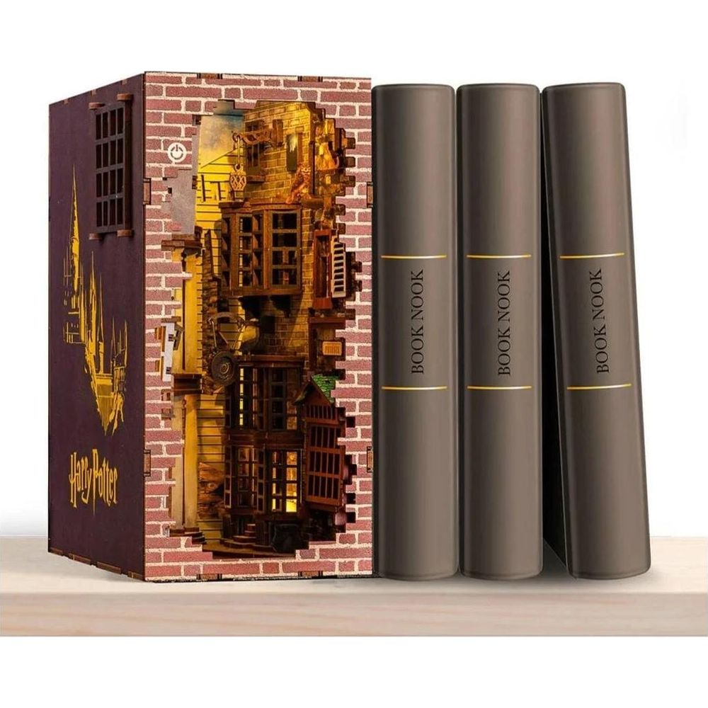 Angolo libro Harry Potter con diorama di vicolo e tre libri marroni.