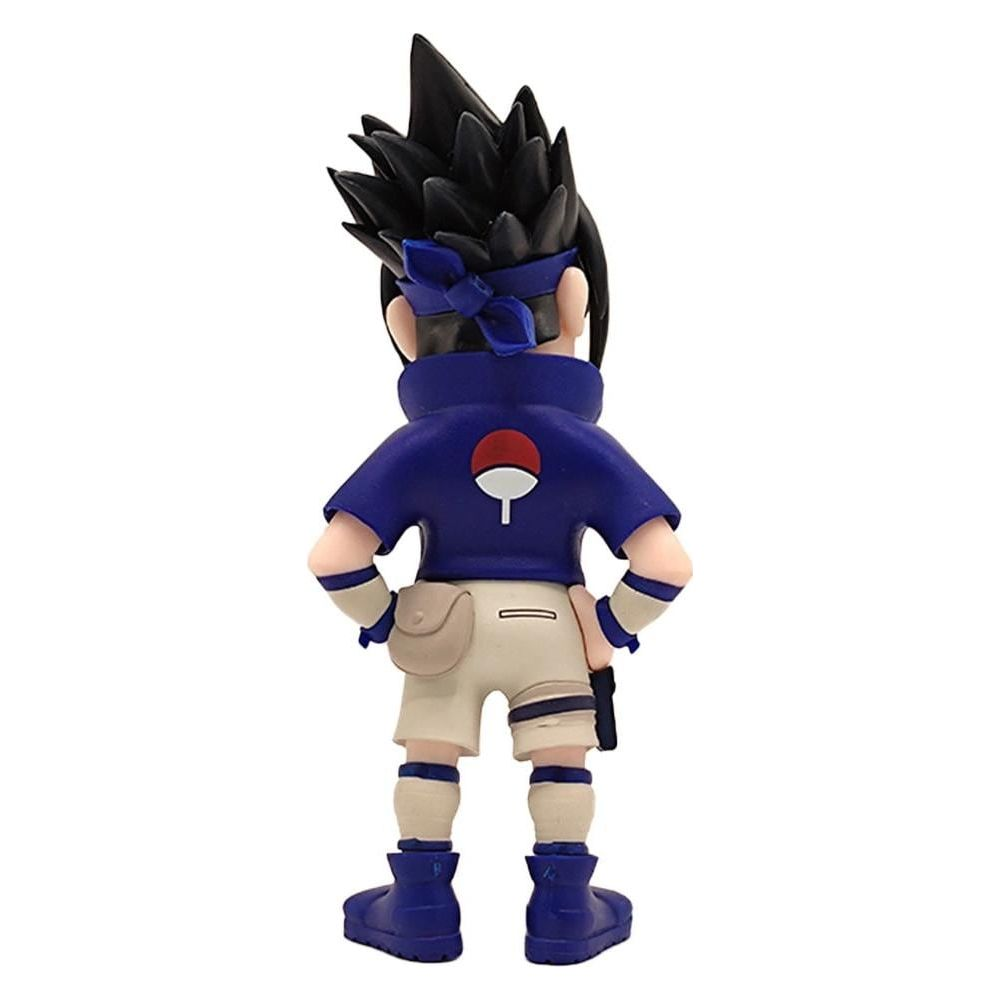 Una figura con capelli neri, maglietta blu e pantaloncini beige.