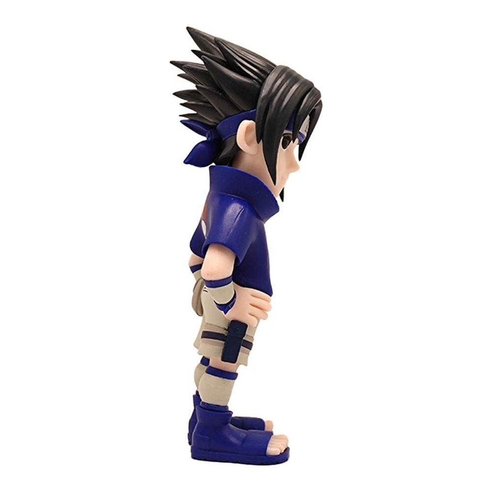 Una figura anime stilizzata con capelli neri, camicia blu, pantaloncini beige e sandali blu.