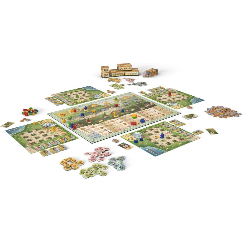 Gioco da tavolo con tabellone, carte, figure e cubi di legno su sfondo bianco.