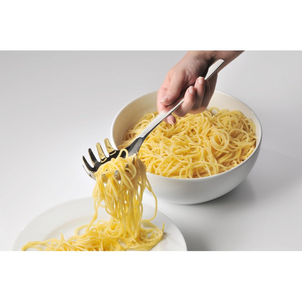 Bir el, bir kaseden bir tabağa spagetti almak için makarna maşası kullanıyor.