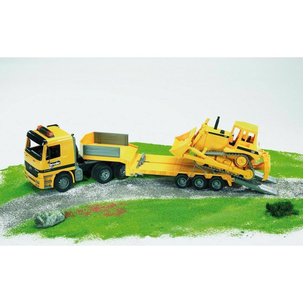 Żółta ciężarówka z naczepą transportuje żółtą koparkę gąsienicową.