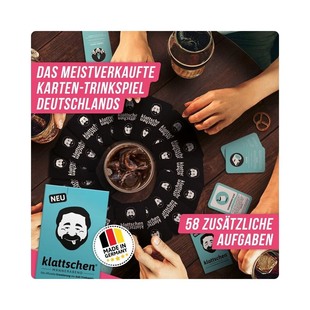 Spielkarten und Getränke auf einem Holztisch. "Das meistverkaufte Karten-Trinkspiel Deutschlands."