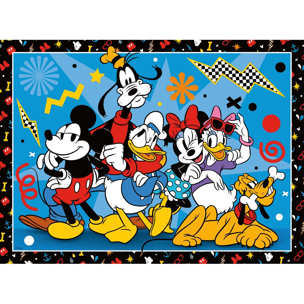 Mickey, Minnie, Donald, Daisy, Goofy en Pluto staan voor een blauwe achtergrond met patronen.